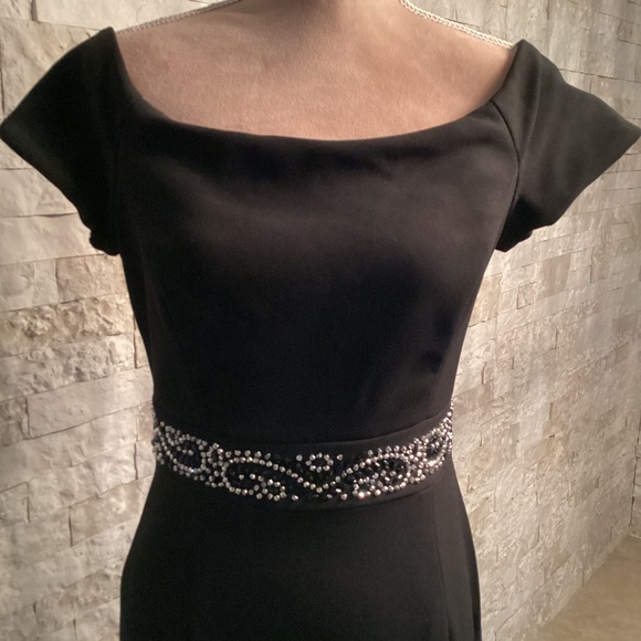 Betsey & Adam Off-The-Shoulder Mermaid Gown - Picture 4 of 13